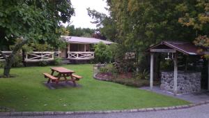 图朗伊克雷尔旅馆的草地上设有野餐桌的公园