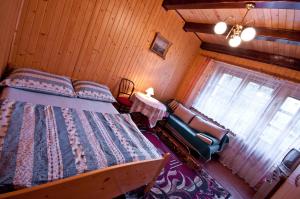 维斯瓦Willa Asia的一间卧室配有一张床、一张沙发和一个窗口
