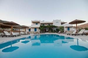 伊奥斯乔拉Villa Maria的度假酒店的游泳池配有椅子和遮阳伞