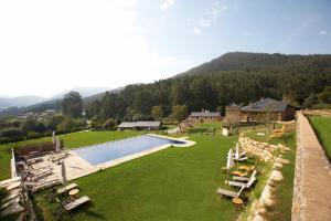 比韦罗艾日尔酒店的享有带游泳池的度假村的空中景致