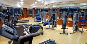 迪拜城市季节酒店的健身中心和/或健身设施