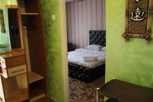白采尔科维Apartment on Fastivs'ka 2的小房间设有一张床和一把椅子