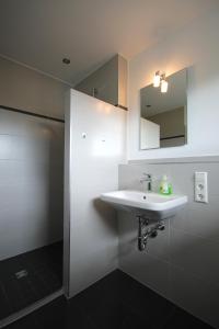 林道Ferien im Hummelhaus的浴室设有白色水槽和镜子