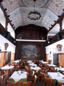 加尔米施-帕滕基兴瑞安萨森祖玛酒店的一间带桌椅的用餐室和一幅画