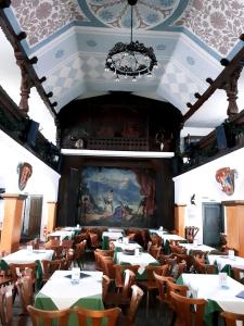 加尔米施-帕滕基兴瑞安萨森祖玛酒店的一间带桌椅和吊灯的用餐室