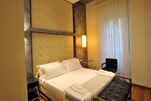 佛罗伦萨迪莫拉迪戈里安吉利奢华住宿加早餐旅馆的一间卧室配有一张大床和一把椅子