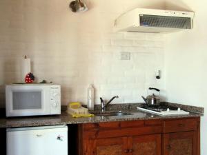 米娜克拉韦罗科斯塔塞拉纳公寓酒店的厨房配有水槽和微波炉