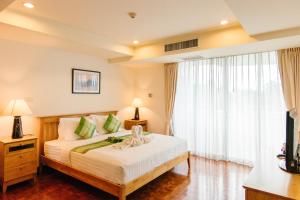 考陶SeaRidge Hua Hin Resort & Poolvilla的一间卧室设有一张床和一个大窗户