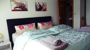 阿尔布斯塔特斯查克斯堡艾尔贝酒店的一间卧室配有一张带粉色和绿色床单及枕头的床。
