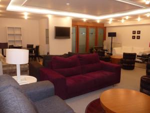 伊斯拉伊莎贝拉Spa酒店的客厅配有红色的沙发和桌子