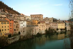 福松布罗内Il Cavallino的享有河流和建筑的城市美景