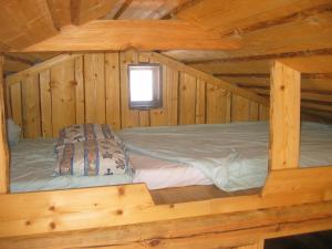 SaulepaSaulepa Cottage的小木屋内的卧室,配有一张床