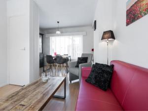 登堡Catharina Texel的客厅配有红色的沙发和桌子