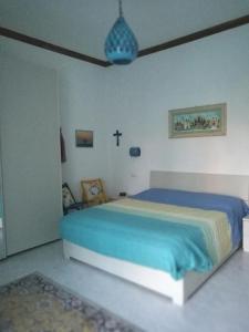 维耶特里Garden Bijou with Sea View的卧室配有一张床,墙上有十字架