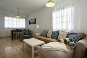 普拉亚布兰卡Villa Lobos的客厅配有沙发和桌子