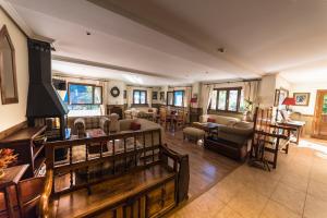 萨连特加列戈萨拉托公寓式酒店的客厅配有家具和壁炉