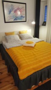 厄尔科Loft Rooms - centrum - bezpłatny parking的床上有黄色的毯子