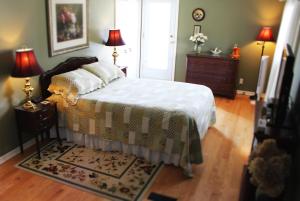 基奇纳林山住宿加早餐旅馆的一间卧室配有一张床、两盏灯和地毯。