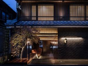 京都京都格兰贝尔酒店 的前面有树的砖房