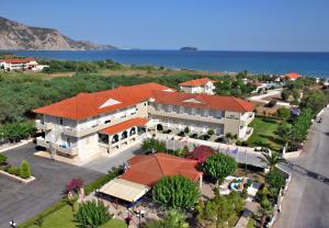 卡拉马孔扎金索斯岛卡拉马基海滩酒店的享有海滨大房子的空中景致