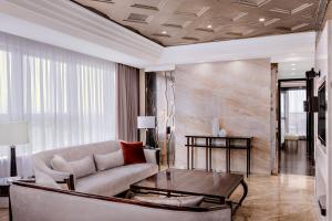 嘉定上海颖奕皇冠假日酒店 - 距离F1赛车场15分钟车程的带沙发和咖啡桌的客厅