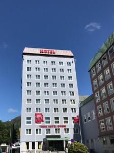 卑尔根奥里昂松恩酒店的上面有酒店标志的酒店大楼