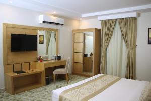 阿尔卡夫奇AlMuhaidb Residence Alkhafji的配有一张床和一张书桌的酒店客房