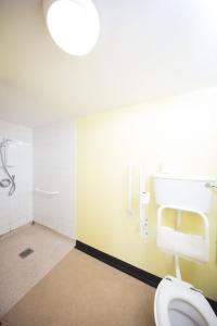 布什米尔斯布什米尔青年旅馆的一间带卫生间和淋浴的浴室