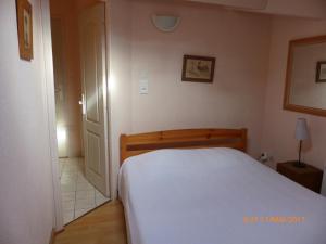 乌尔坦Gênois 1的卧室配有白色的床