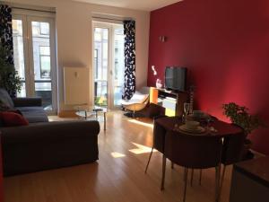 布鲁塞尔加查德公寓的客厅配有沙发和桌子