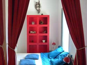 马西Holidays in Paris Loft design & atypique avec jardin的一间卧室配有红色窗帘和红色橱柜