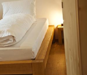 布赖尔阿尔品纳公寓的一张带白色床单和枕头的床