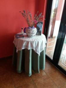 VimianzoPensión Vázquez的一张桌子,上面有白色的桌布和蛋糕