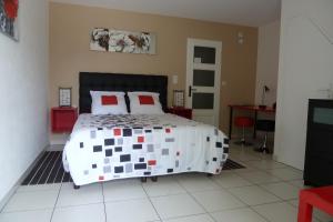 蒙巴兹雅克En Rouge et Noir的卧室配有一张带白色和红色枕头的大床