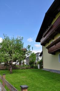 韦斯滕多夫利奥民宿的绿树成荫的院子和一座建筑