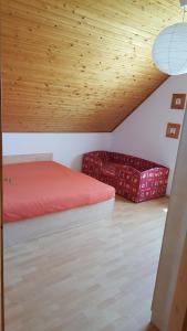 比克Apartman Nóra II.的一间卧室设有两张床和木制天花板