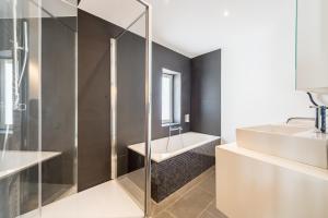布鲁塞尔Smartflats - Toison d'Or的带淋浴和盥洗盆的浴室
