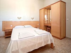 斯达林玛丽亚公寓的卧室配有白色大床和木制橱柜