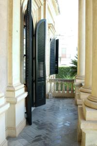 加拉蒂纳Villa maria的一座带黑色百叶窗的建筑的敞开的门