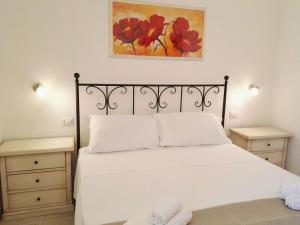 阿莱齐奥Agriturismo Capani的卧室配有白色的床和2个床头柜