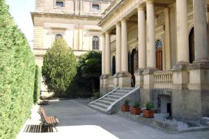 加拉蒂纳Villa maria的前面有楼梯和长凳的建筑