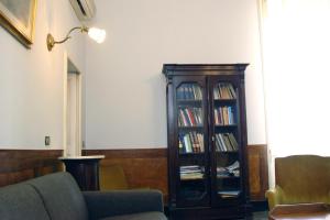 加拉蒂纳Villa maria的客厅设有书架,书架上摆放着书籍