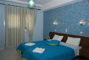 帕莱欧卡斯提撒帕拉斯科夫公寓的蓝色卧室,配有带毛巾的床