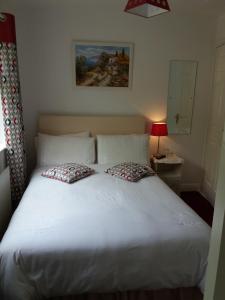 拉斯德拉姆莱特尔摩乡村房屋酒店的卧室配有白色的床和2个枕头