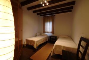 温克拉La Trufa Roja的客房设有两张床和窗户。