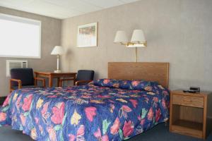 BessemerBluffs Inn的酒店客房,配有一张带彩色床罩的床