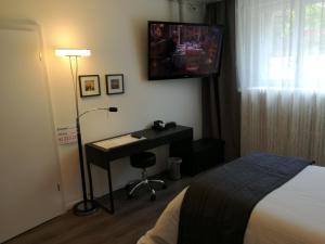伯尔尼斯多帕斯民宿的酒店客房配有书桌和床。