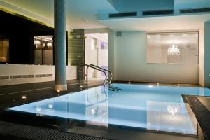 Cadrete卡得利特酒店的一座带吊灯的建筑中的游泳池