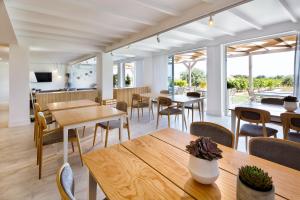 塔维拉金塔多斯香水住宿加早餐旅馆的用餐室设有桌椅和窗户。