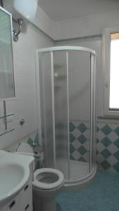 莱乌卡Dono del Salento的带淋浴、卫生间和盥洗盆的浴室